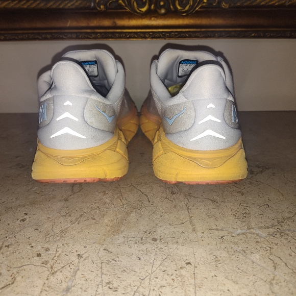 HOKA Arahi 6 Women's Athletic Shoes - Gray and Yellow - Picture 5 of 8